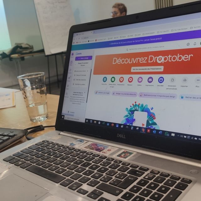 💻🖍 𝐅𝐎𝐑𝐌𝐀𝐓𝐈𝐎𝐍 𝐂𝐎𝐌𝐌𝐔𝐍𝐈𝐂𝐀𝐓𝐈𝐎𝐍 - 𝐋𝐞𝐬 𝐛𝐚𝐬𝐞𝐬 𝐚𝐯𝐞𝐜 𝐂𝐚𝐧𝐯𝐚 🖍💻

🙏✨ 𝐔𝐍 𝐈𝐌𝐌𝐄𝐍𝐒𝐄 𝐌𝐄𝐑𝐂𝐈 à tous les participants pour cette superbe après-midi dédiée à la découverte de Canva ! ✨🙏

Ce 𝐣𝐞𝐮𝐝𝐢 𝟕 𝐧𝐨𝐯𝐞𝐦𝐛𝐫𝐞 𝟐𝟎𝟐𝟒, notre formation Canva sur la prise en main de l'outil s'est tenue à Emines, réunissant un groupe enthousiaste, curieux, et avide d’apprendre ! 😊 Grâce à votre écoute, vos questions pertinentes, et votre engagement, nous avons pu explorer ensemble les bases de Canva, cet outil de création graphique en ligne, idéal pour concevoir facilement des visuels attractifs (affiches, flyers, réseaux sociaux, etc.). 😉😀

Un grand merci à chacun d’entre vous pour votre curiosité et votre volonté de prendre en main cet outil avec sérieux et créativité. 💡😁

👉 𝐑𝐞𝐬𝐭𝐞𝐳 𝐜𝐨𝐧𝐧𝐞𝐜𝐭𝐞́𝐬 ! Une deuxième édition pourrait bien voir le jour en 2025... Qui est partant ? 😊

𝐀̀ 𝐭𝐫𝐞̀𝐬 𝐛𝐢𝐞𝐧𝐭𝐨̂𝐭 𝐩𝐨𝐮𝐫 𝐝𝐞 𝐧𝐨𝐮𝐯𝐞𝐥𝐥𝐞𝐬 𝐚𝐯𝐞𝐧𝐭𝐮𝐫𝐞𝐬 𝐜𝐫𝐞́𝐚𝐭𝐢𝐯𝐞𝐬 ! 👋